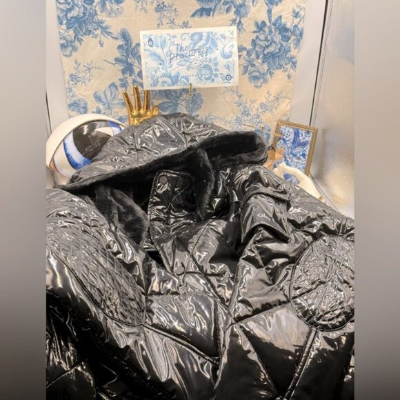 🆕 ALO YOGA 🧿 NWOT Snomoto Puffer Jacket, Black Patent Finish - Sz L / US 12-14 - Picture 2 of 16